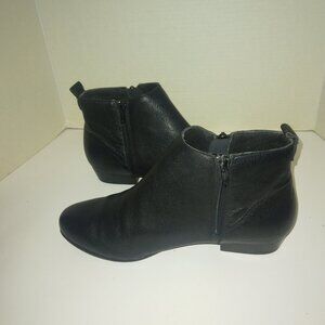 Munro American black leather booties size 8.5